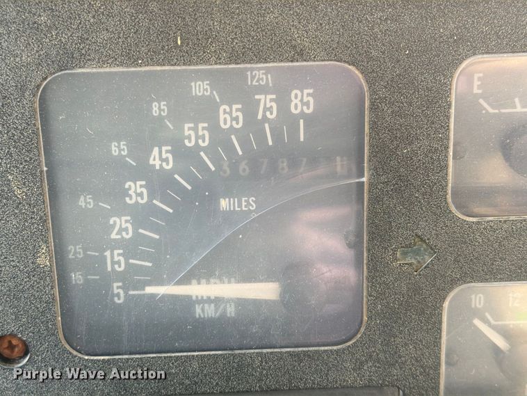 image for item FT6864 1990 International 4700 tank truck