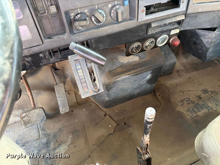 image for item FT6864 1990 International 4700 tank truck