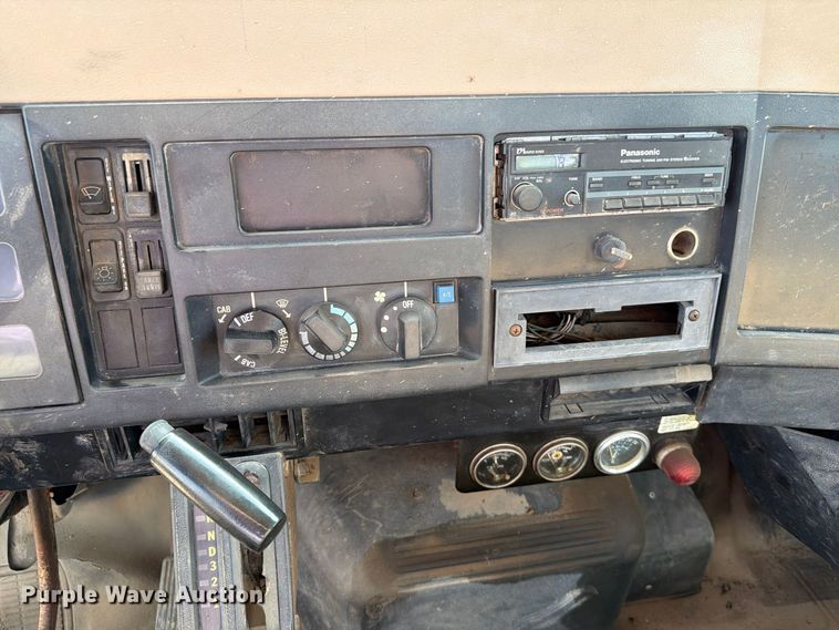image for item FT6864 1990 International 4700 tank truck