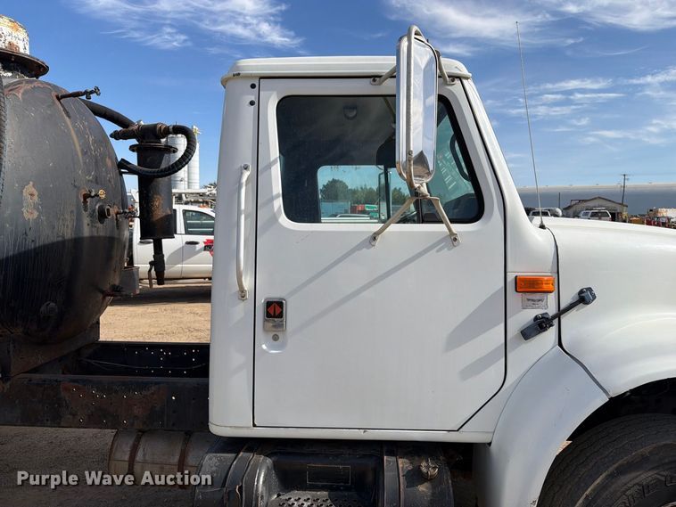 image for item FT6864 1990 International 4700 tank truck