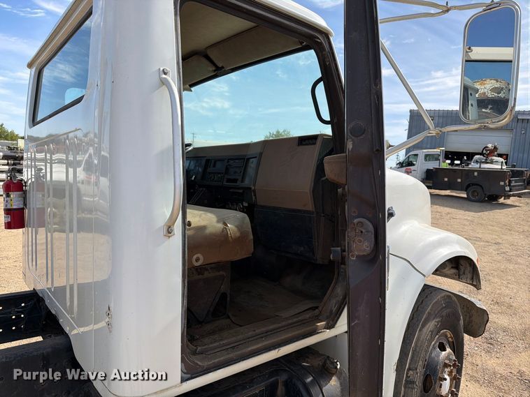 image for item FT6864 1990 International 4700 tank truck