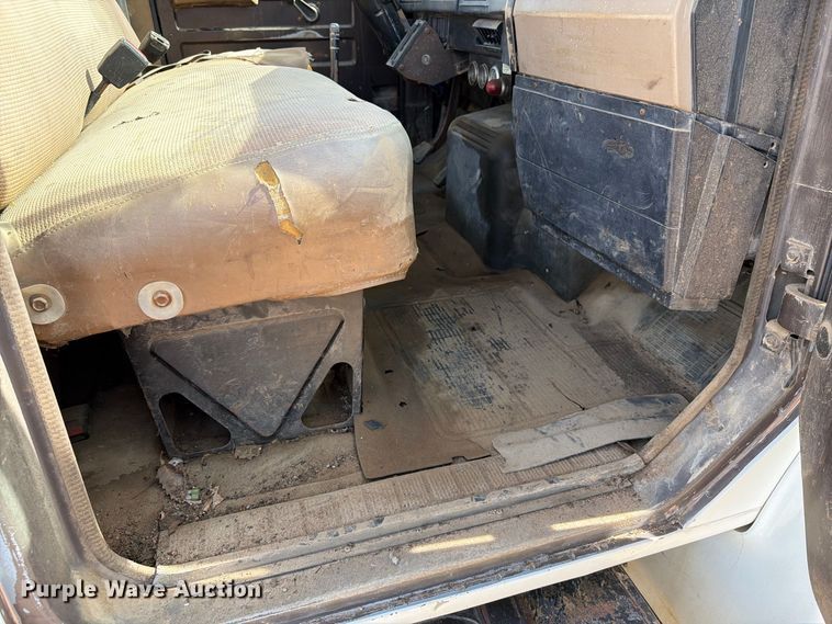 image for item FT6864 1990 International 4700 tank truck