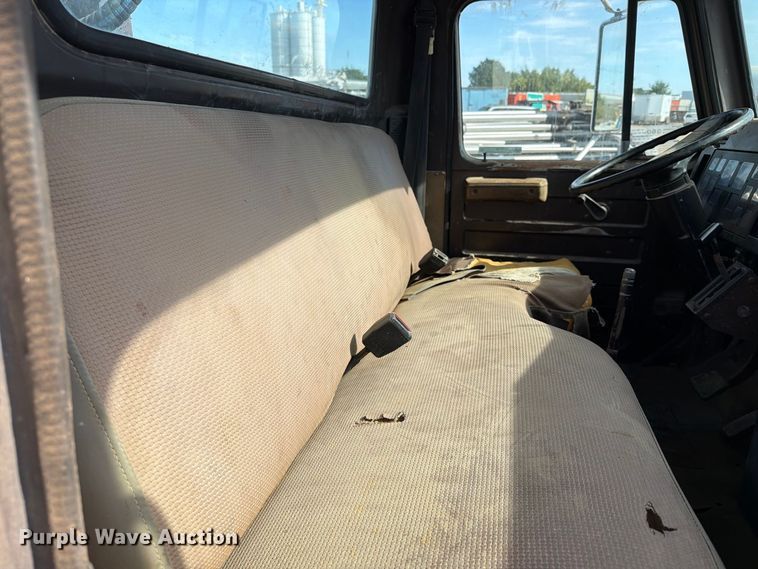 image for item FT6864 1990 International 4700 tank truck