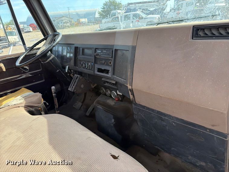 image for item FT6864 1990 International 4700 tank truck