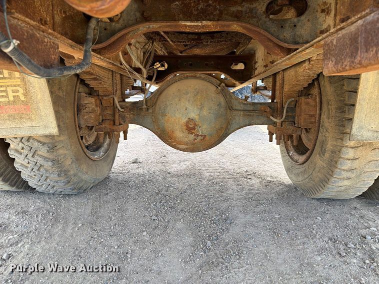 image for item FT6864 1990 International 4700 tank truck