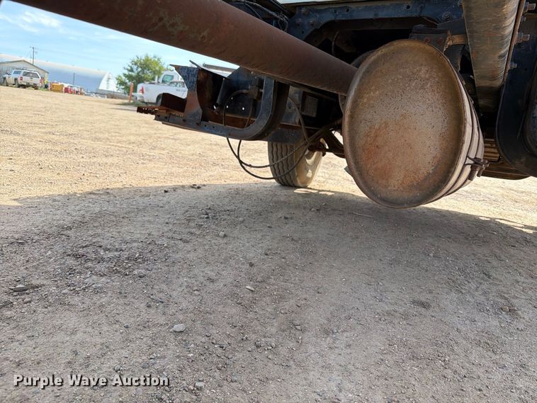image for item FT6864 1990 International 4700 tank truck