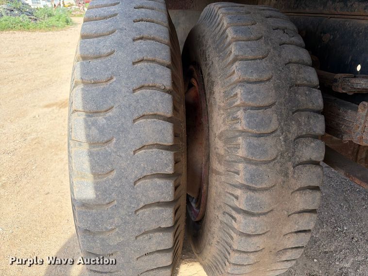 image for item FT6864 1990 International 4700 tank truck