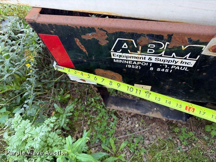 image for item FT6867 2002 Versalift VXD-47 digger derrick truck bed