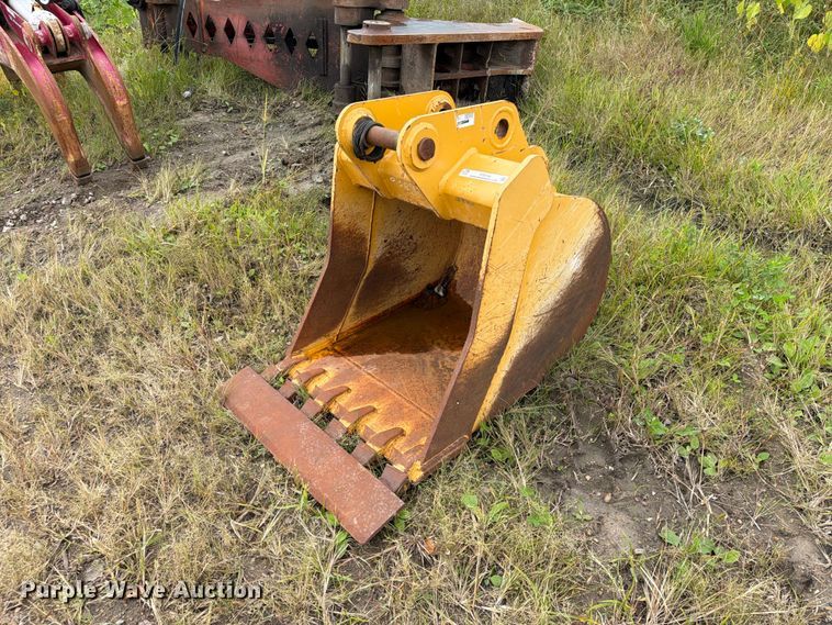 image for item FT8138 2018 John Deere AT395792 excavator bucket