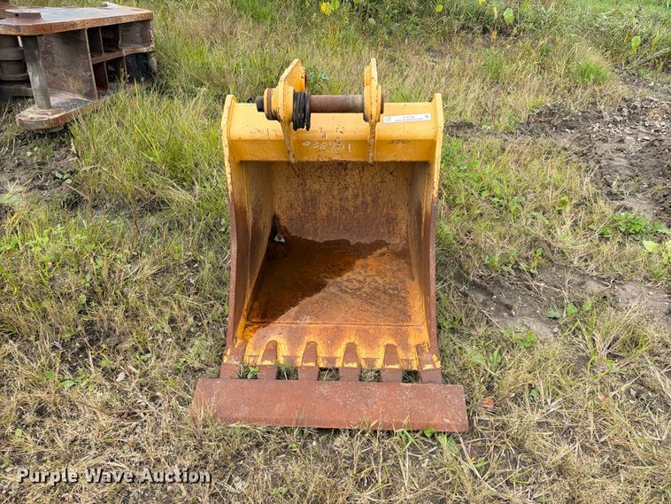 image for item FT8138 2018 John Deere AT395792 excavator bucket