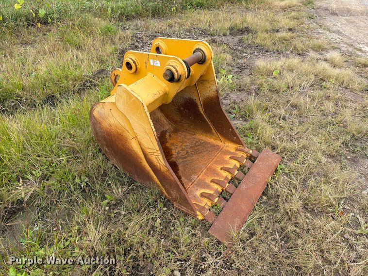 image for item FT8138 2018 John Deere AT395792 excavator bucket