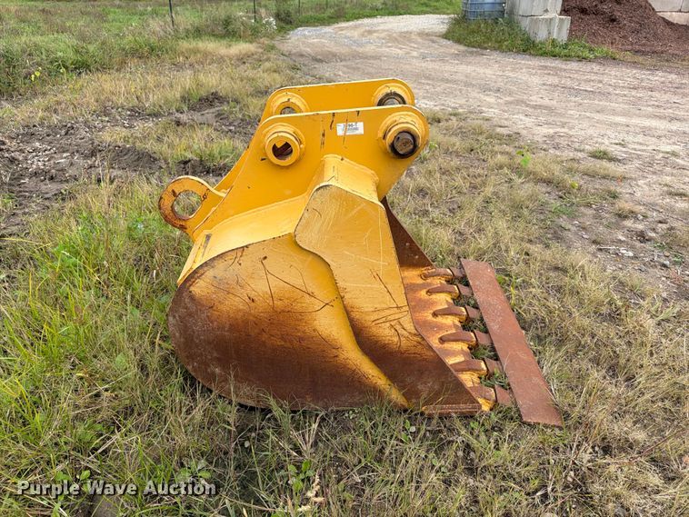image for item FT8138 2018 John Deere AT395792 excavator bucket