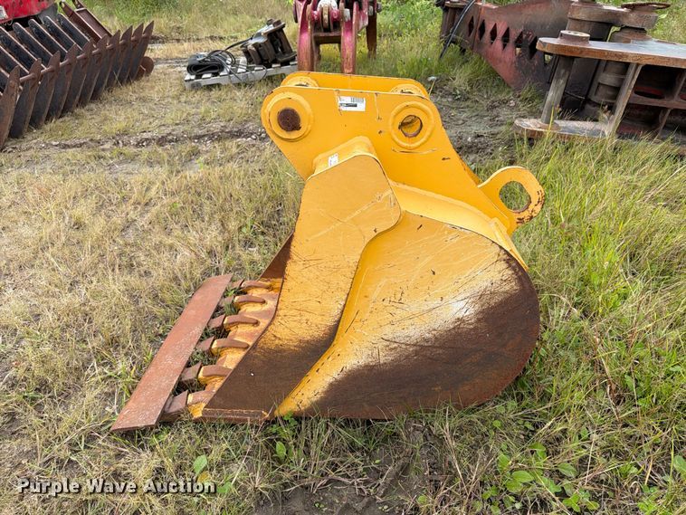 image for item FT8138 2018 John Deere AT395792 excavator bucket
