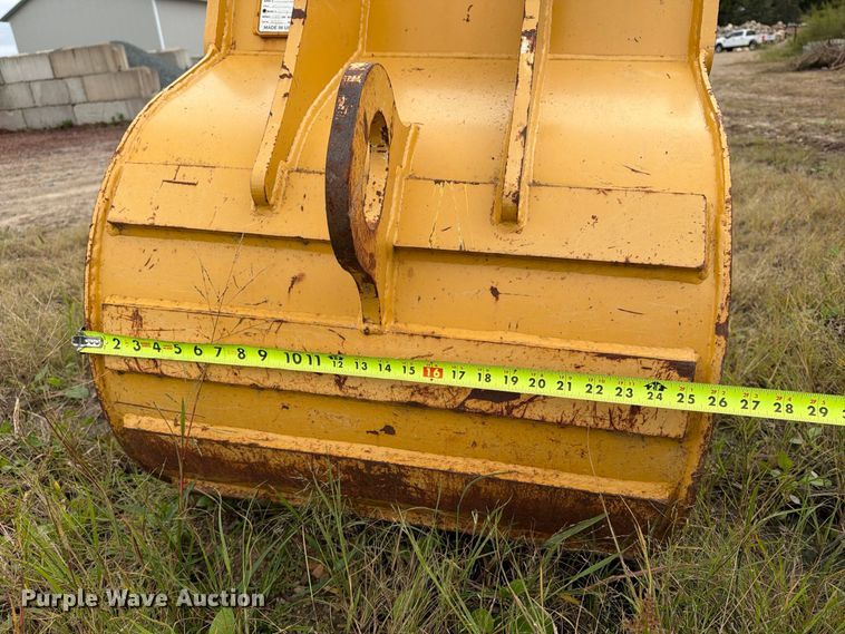 image for item FT8138 2018 John Deere AT395792 excavator bucket