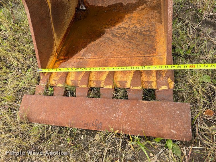 image for item FT8138 2018 John Deere AT395792 excavator bucket