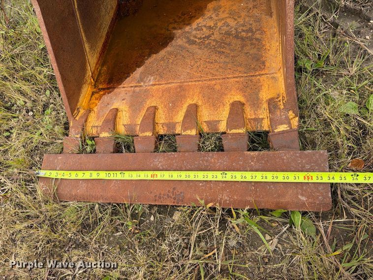 image for item FT8138 2018 John Deere AT395792 excavator bucket