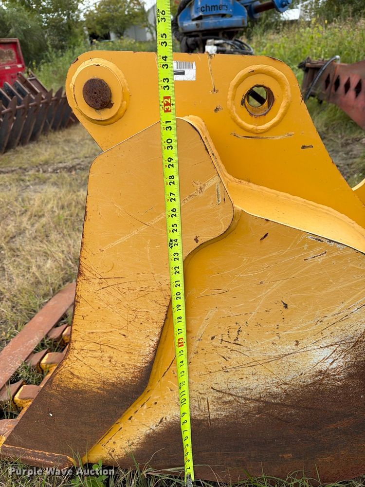 image for item FT8138 2018 John Deere AT395792 excavator bucket