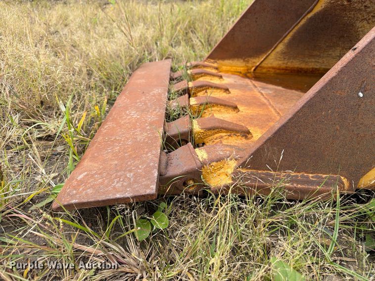 image for item FT8138 2018 John Deere AT395792 excavator bucket