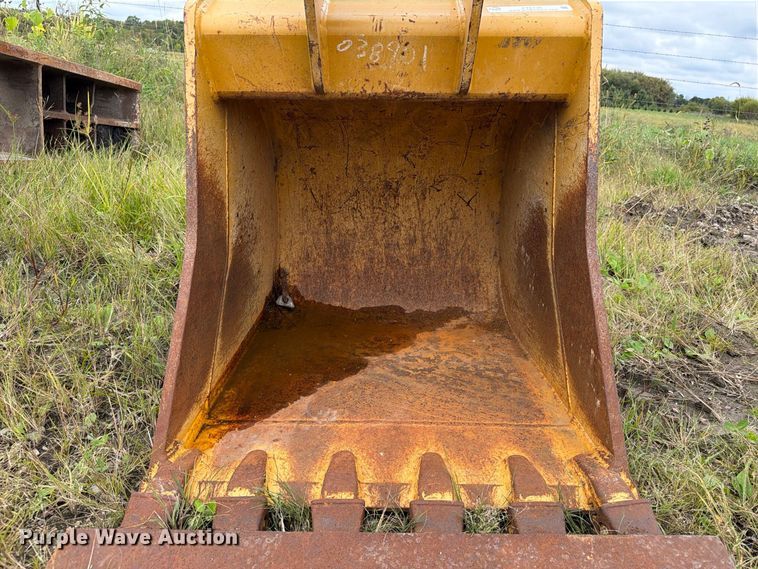 image for item FT8138 2018 John Deere AT395792 excavator bucket