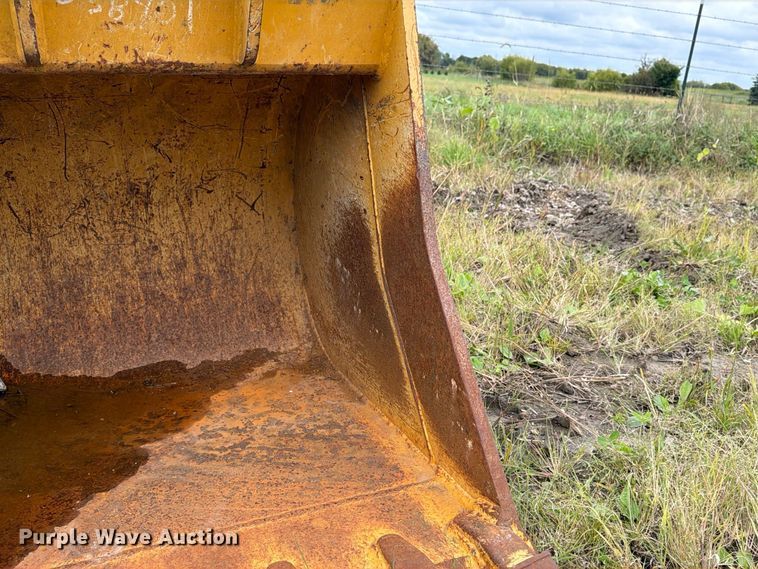 image for item FT8138 2018 John Deere AT395792 excavator bucket