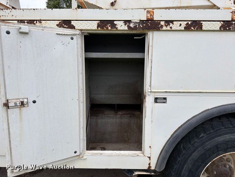 image for item FU4699 1994 Ford F700 bucket truck