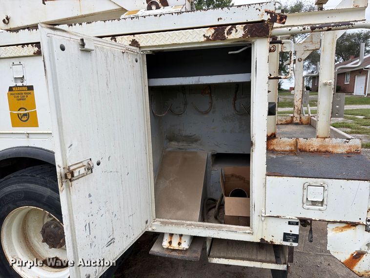 image for item FU4699 1994 Ford F700 bucket truck
