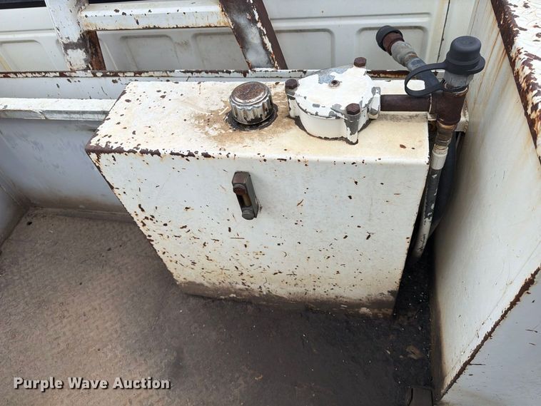 image for item FU4699 1994 Ford F700 bucket truck