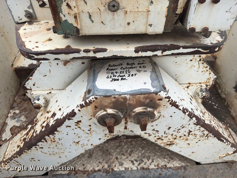 image for item FU4699 1994 Ford F700 bucket truck