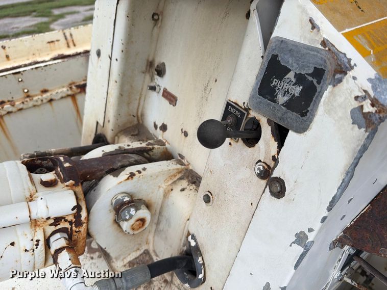 image for item FU4699 1994 Ford F700 bucket truck
