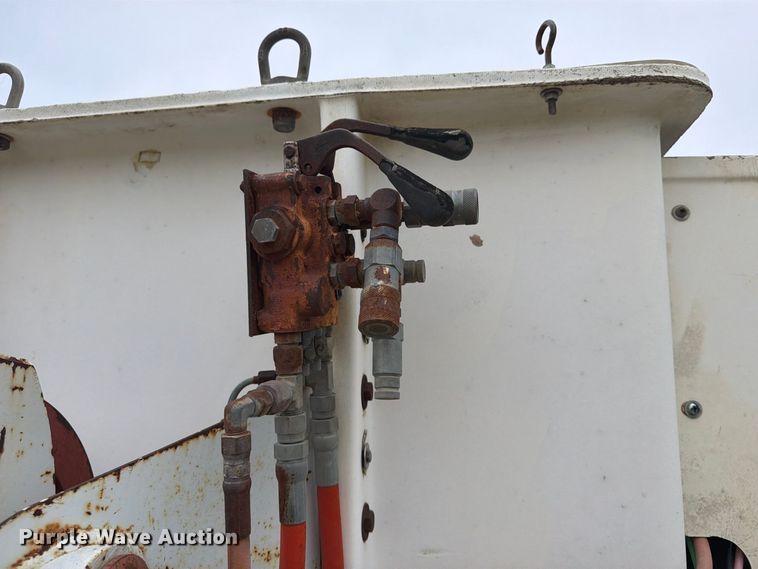 image for item FU4699 1994 Ford F700 bucket truck