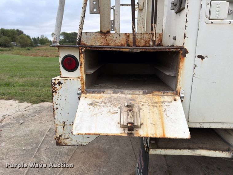 image for item FU4699 1994 Ford F700 bucket truck
