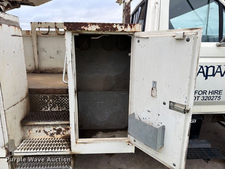 image for item FU4699 1994 Ford F700 bucket truck