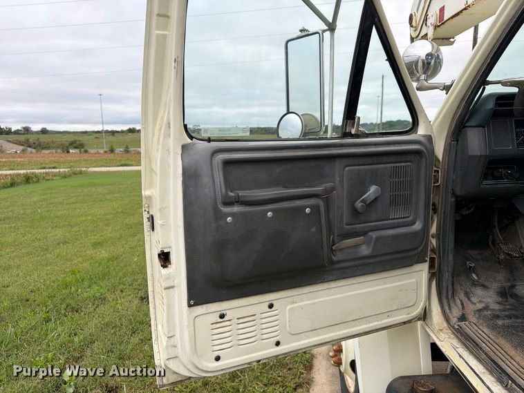 image for item FU4699 1994 Ford F700 bucket truck