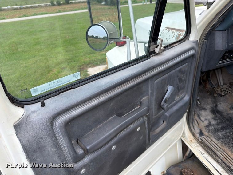 image for item FU4699 1994 Ford F700 bucket truck