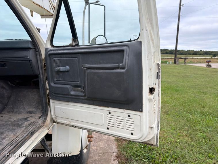 image for item FU4699 1994 Ford F700 bucket truck