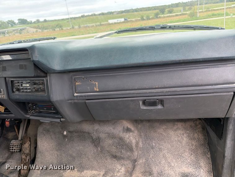 image for item FU4699 1994 Ford F700 bucket truck