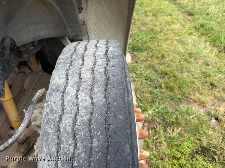 image for item FU4699 1994 Ford F700 bucket truck