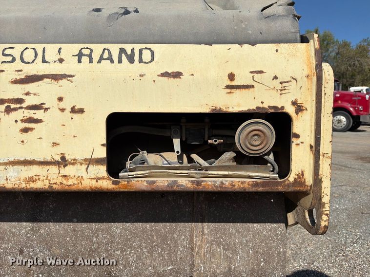 image for item FU4731 Ingersoll-Rand DD-70 double drum vibratory roller