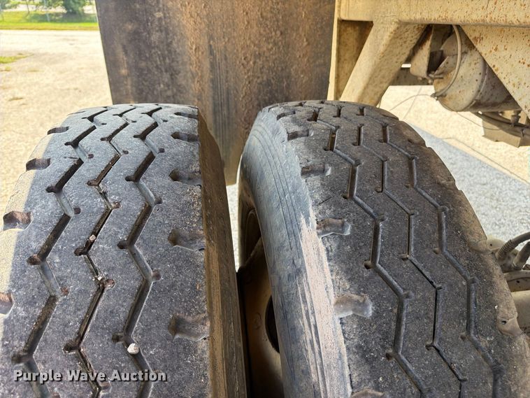 image for item FU4732 1996 Western Construction Components STR26 end dump trailer
