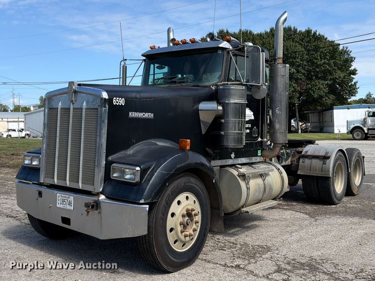 image for item FU4733 1999 Kenworth W900 semi truck