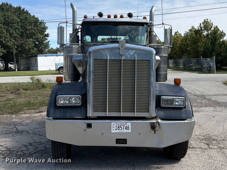 image for item FU4733 1999 Kenworth W900 semi truck
