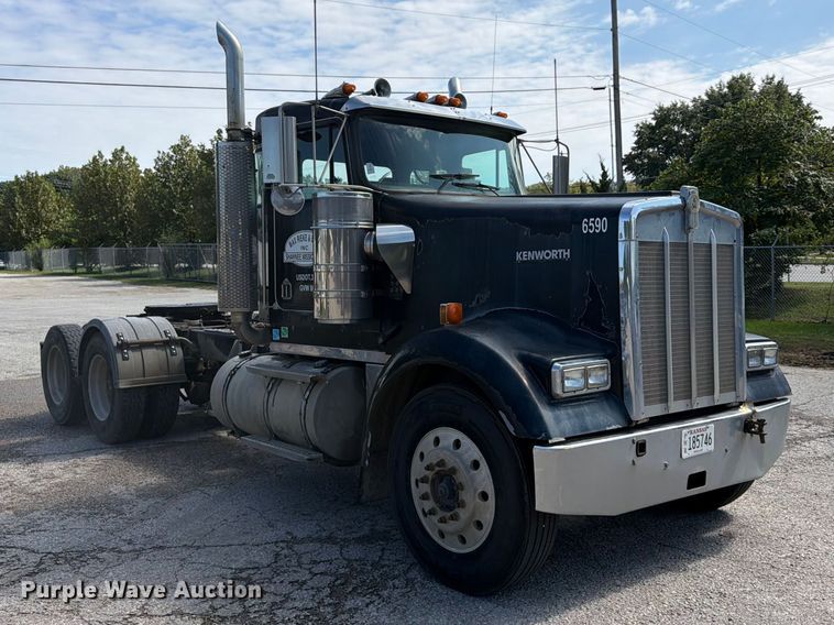 image for item FU4733 1999 Kenworth W900 semi truck