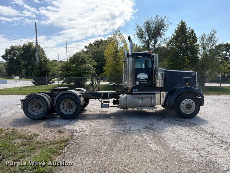 image for item FU4733 1999 Kenworth W900 semi truck