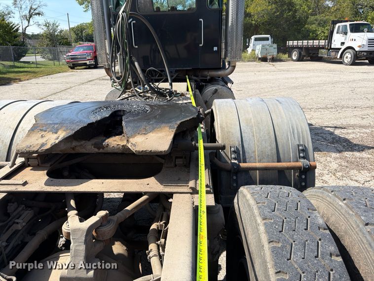 image for item FU4733 1999 Kenworth W900 semi truck