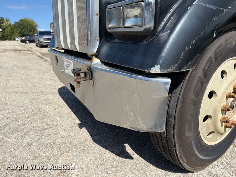 image for item FU4733 1999 Kenworth W900 semi truck
