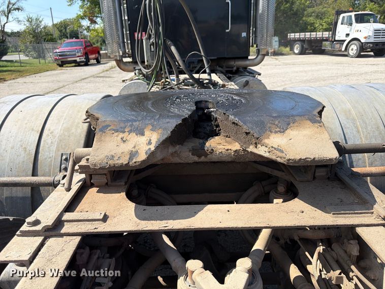 image for item FU4733 1999 Kenworth W900 semi truck