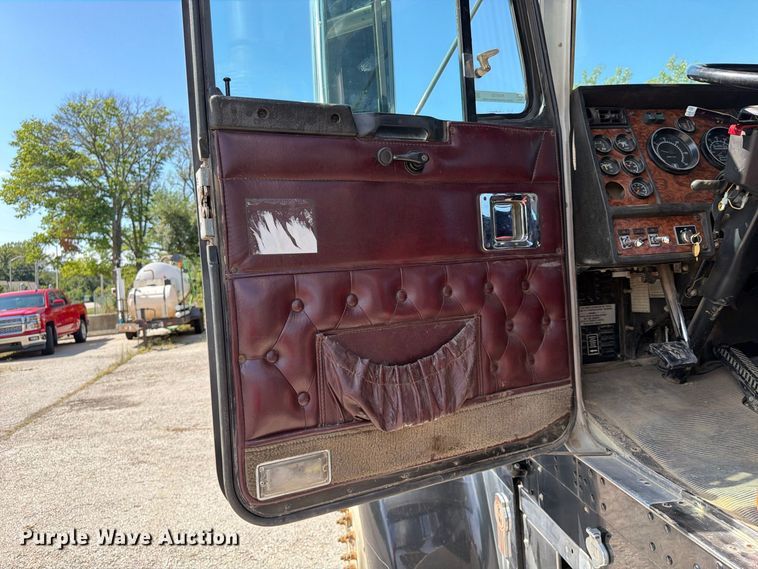 image for item FU4733 1999 Kenworth W900 semi truck