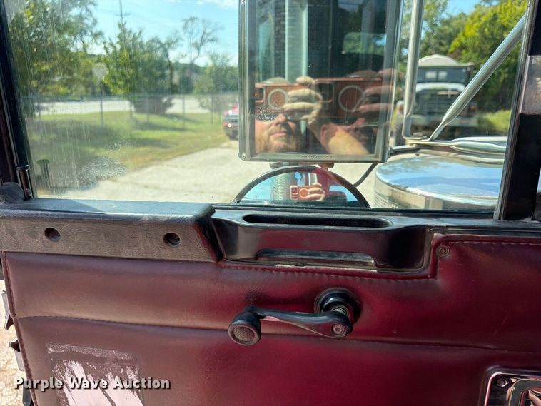 image for item FU4733 1999 Kenworth W900 semi truck