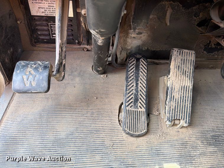 image for item FU4733 1999 Kenworth W900 semi truck