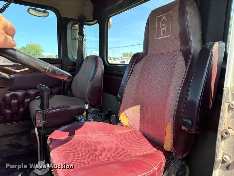 image for item FU4733 1999 Kenworth W900 semi truck
